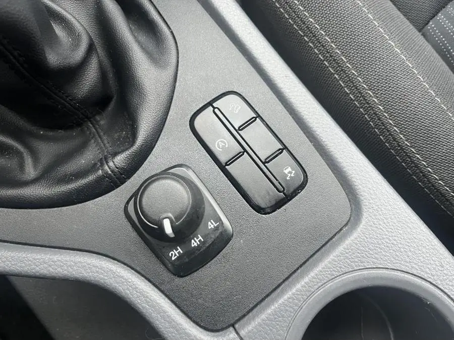 Gros plan sur les commandes de transmission 4x4 et assistances du Ford Ranger bleu 2019 dans la console centrale.