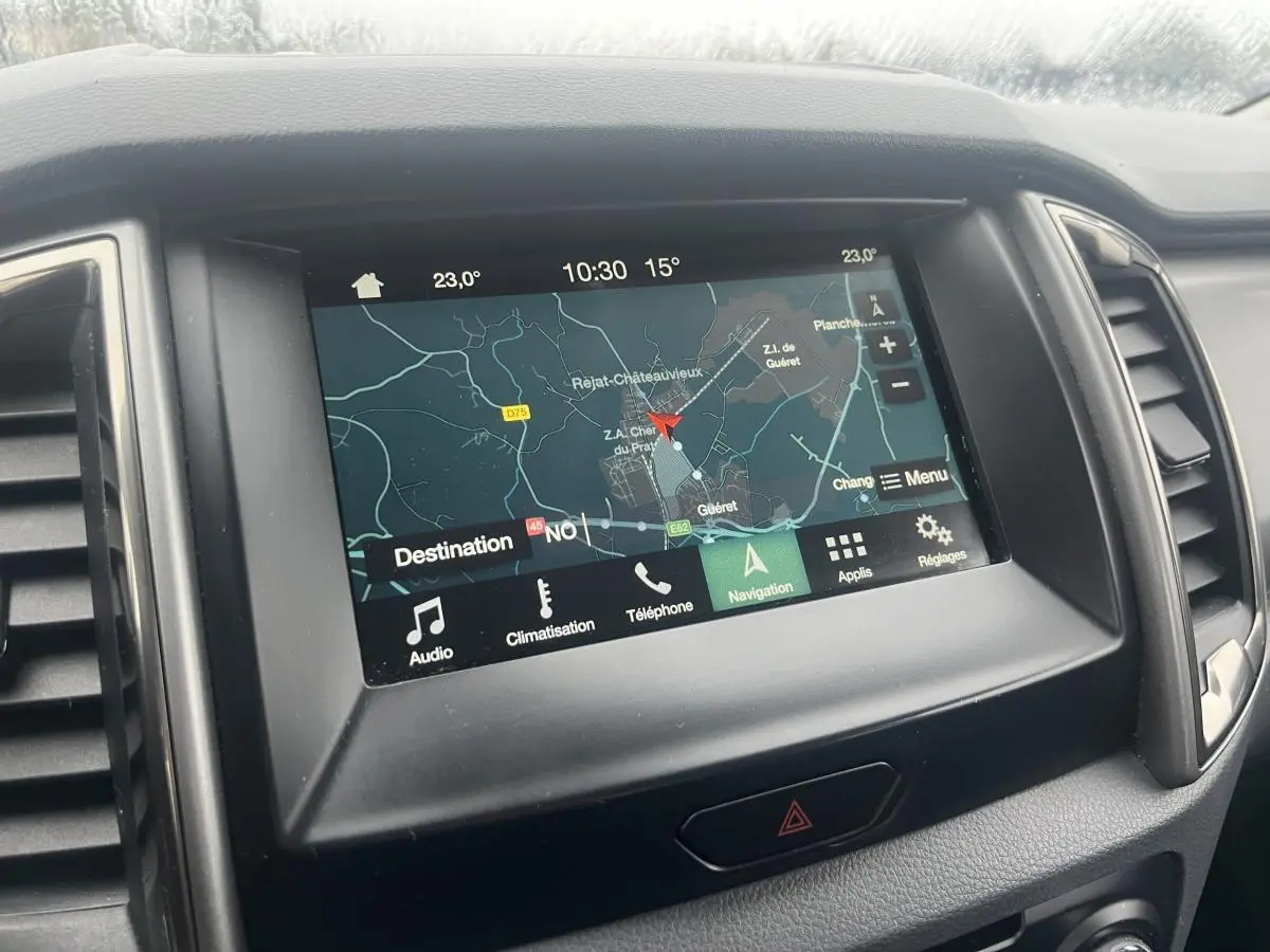 Écran tactile GPS Sync 3 du tableau de bord du Ford Ranger 2.2 TDCi 160 Super Cabine XLT Sport 2019.