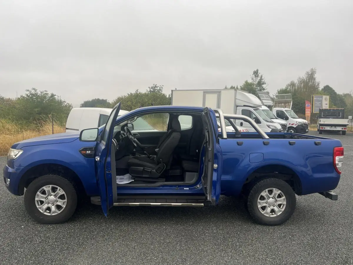 Ford Ranger bleu vue de profil côté gauche avec portes ouvertes et intérieur noir visible