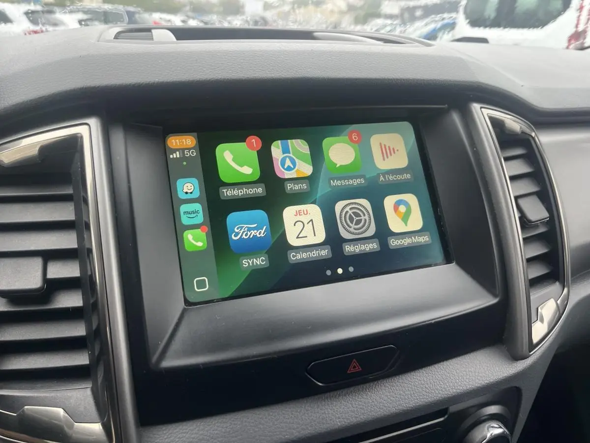 Écran tactile central du Ford Ranger 2019 affichant Apple CarPlay avec applications de navigation et communication.