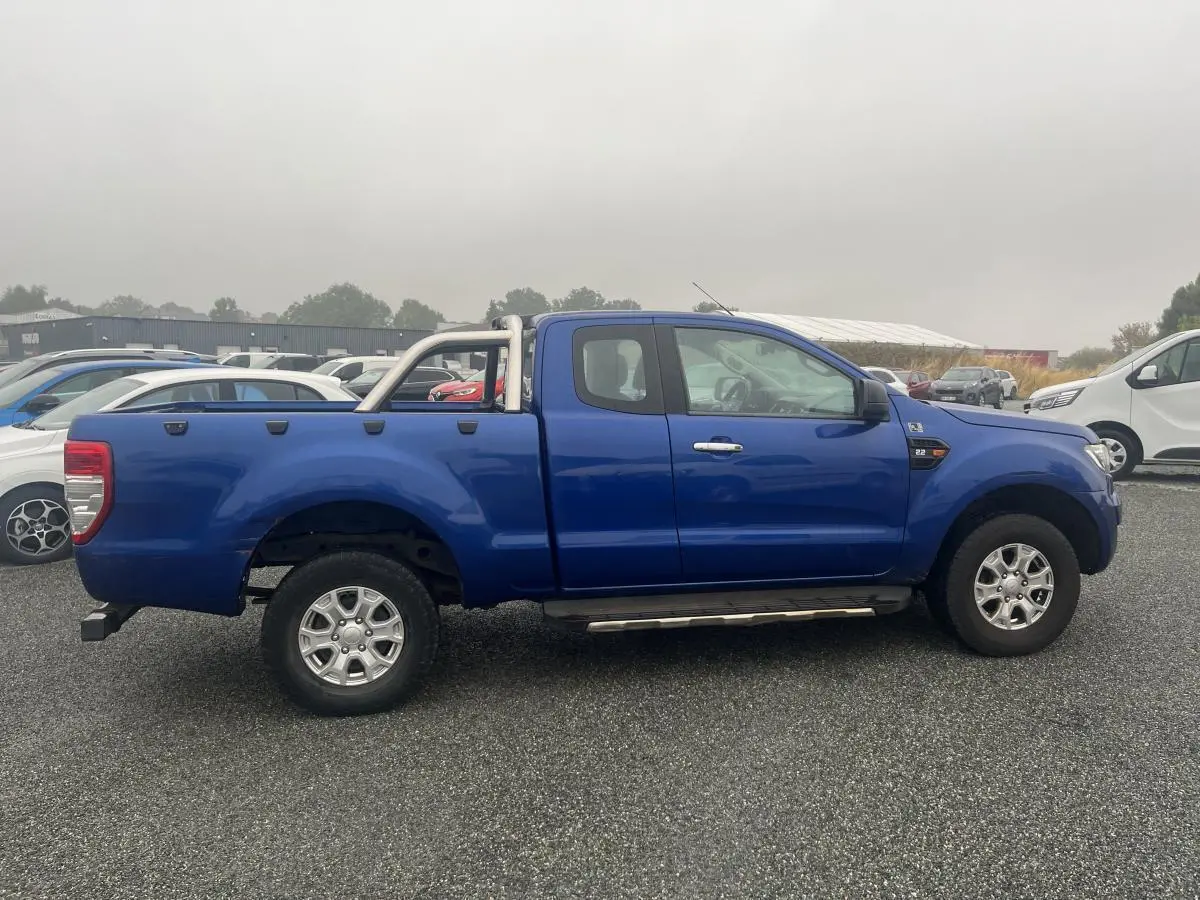 Ford Ranger bleu en profil côté gauche avec super cabine, barres de protection et marchepieds latéraux visibles