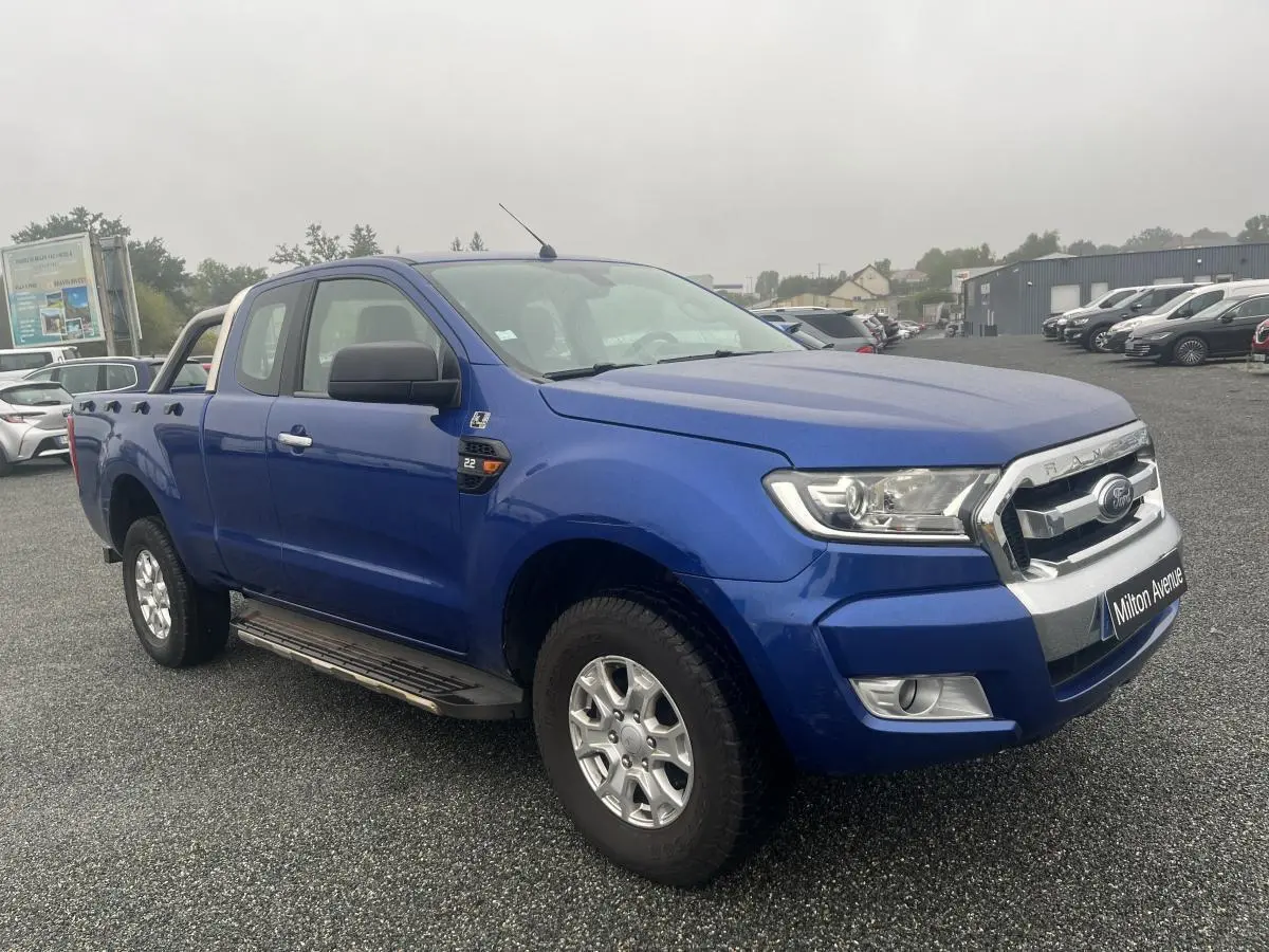 Ford Ranger 2.2 TDCi bleu métallisé en 3/4 avant droit avec calandre chromée et marchepieds latéraux.