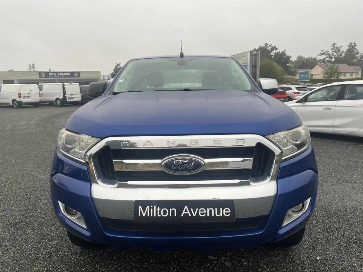 Vue frontale d'un Ford Ranger bleu métallisé 2019 avec calandre chromée et plaque Milton Avenue.