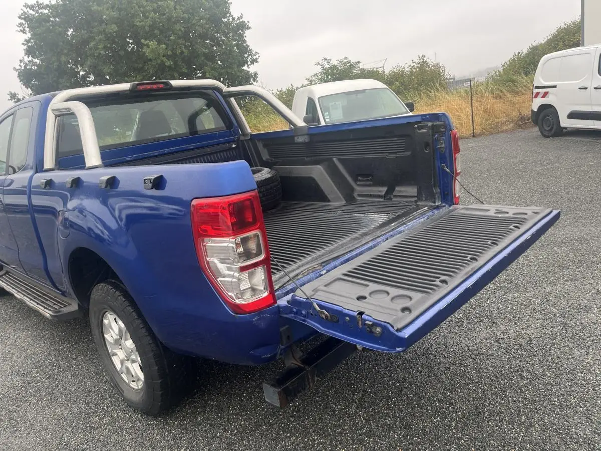 Vue arrière 3/4 droite du Ford Ranger bleu 2019 avec ridelle ouverte et barres de protection chromées.