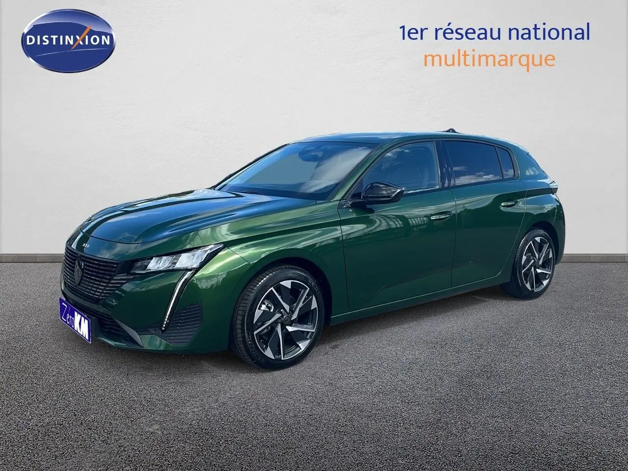 Peugeot 308 1.2 Hybrid 136ch en vert olivine métal vue 3/4 avant droit avec jantes alliage bicolores.