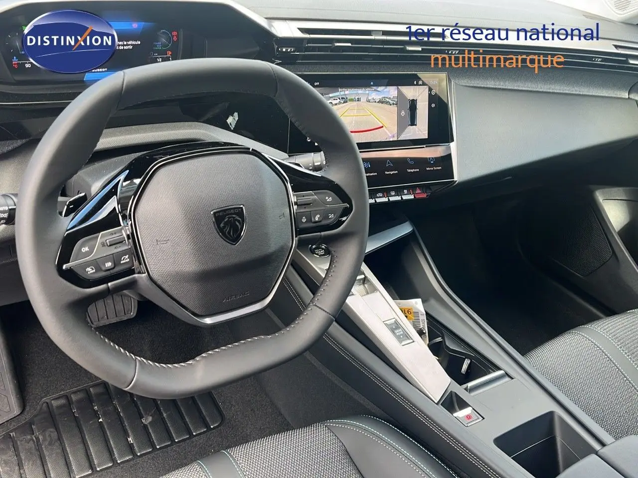 Intérieur moderne de la Peugeot 308 2024, vue du poste de conduite avec volant compact et écran tactile central.