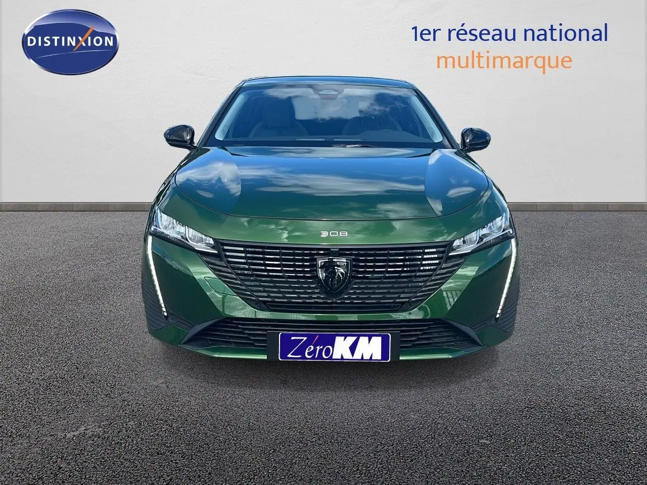 Vue frontale d'une Peugeot 308 1.2 Hybrid 136ch en vert olivine métallisé avec calandre noire distinctive.