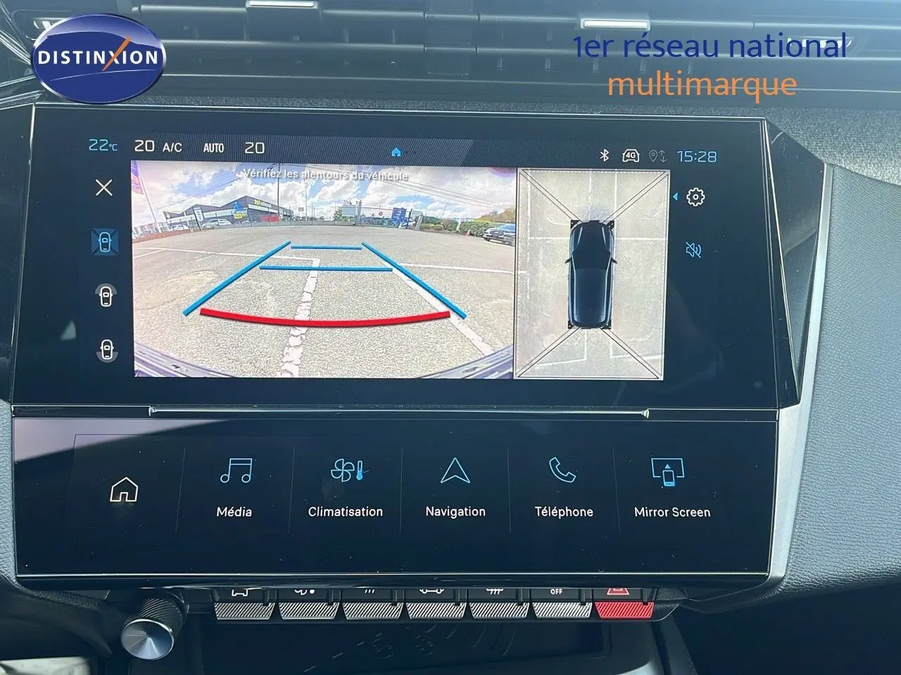 Écran central de la Peugeot 308 hybride 2024 montrant la caméra de recul et la vue 360° en stationnement.