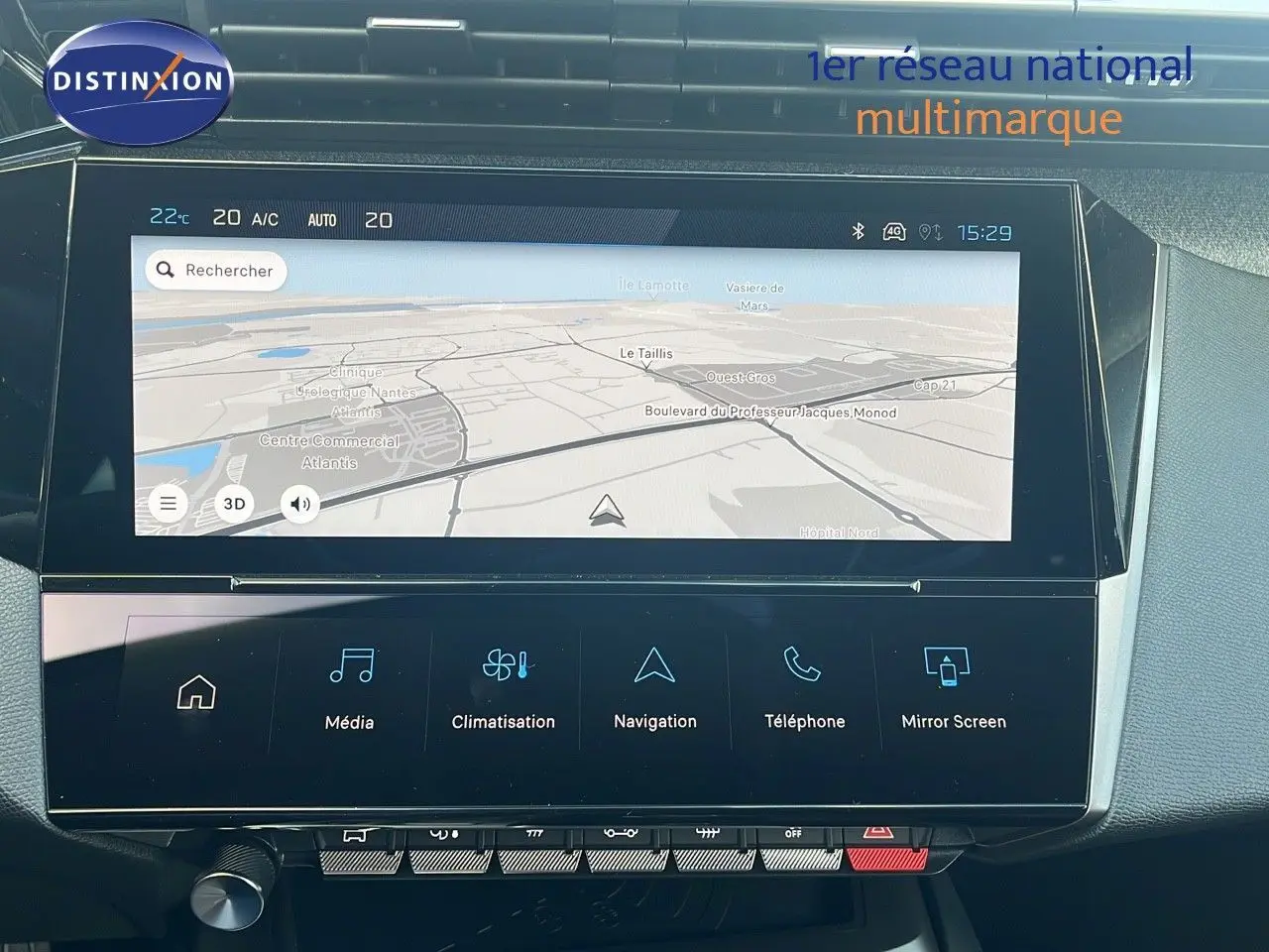 Vue rapprochée de l'écran tactile central de la Peugeot 308 1.2 Hybrid 136ch Allure en vert olivine métal, affichant la navigation.