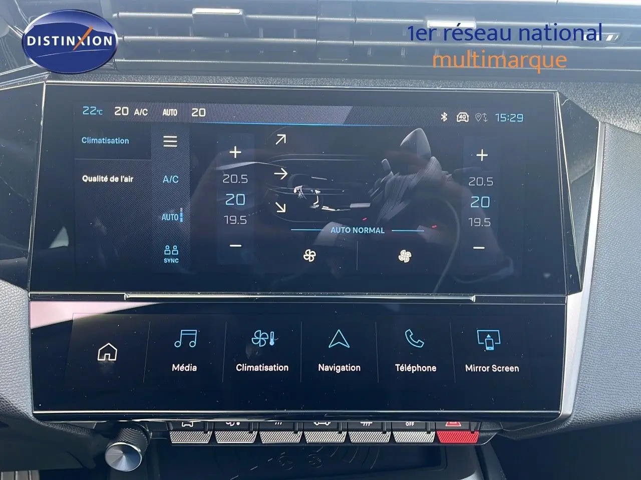 Écran tactile central de la Peugeot 308 1.2 Hybrid 136ch Allure montrant les réglages de climatisation et multimédia.