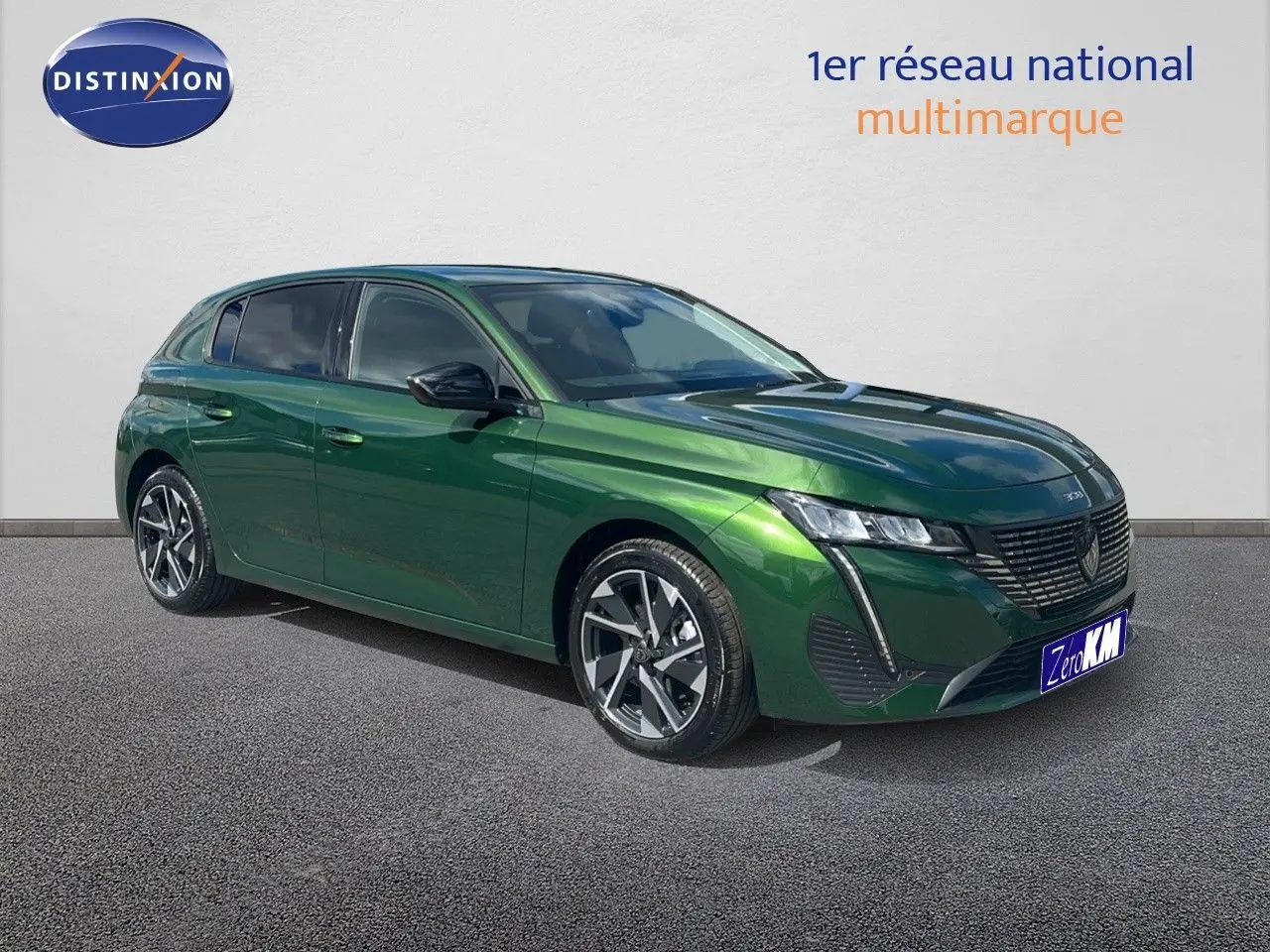 Peugeot 308 2024 vert olivine métal vue 3/4 avant droit avec jantes alliage et calandre noire distinctive.