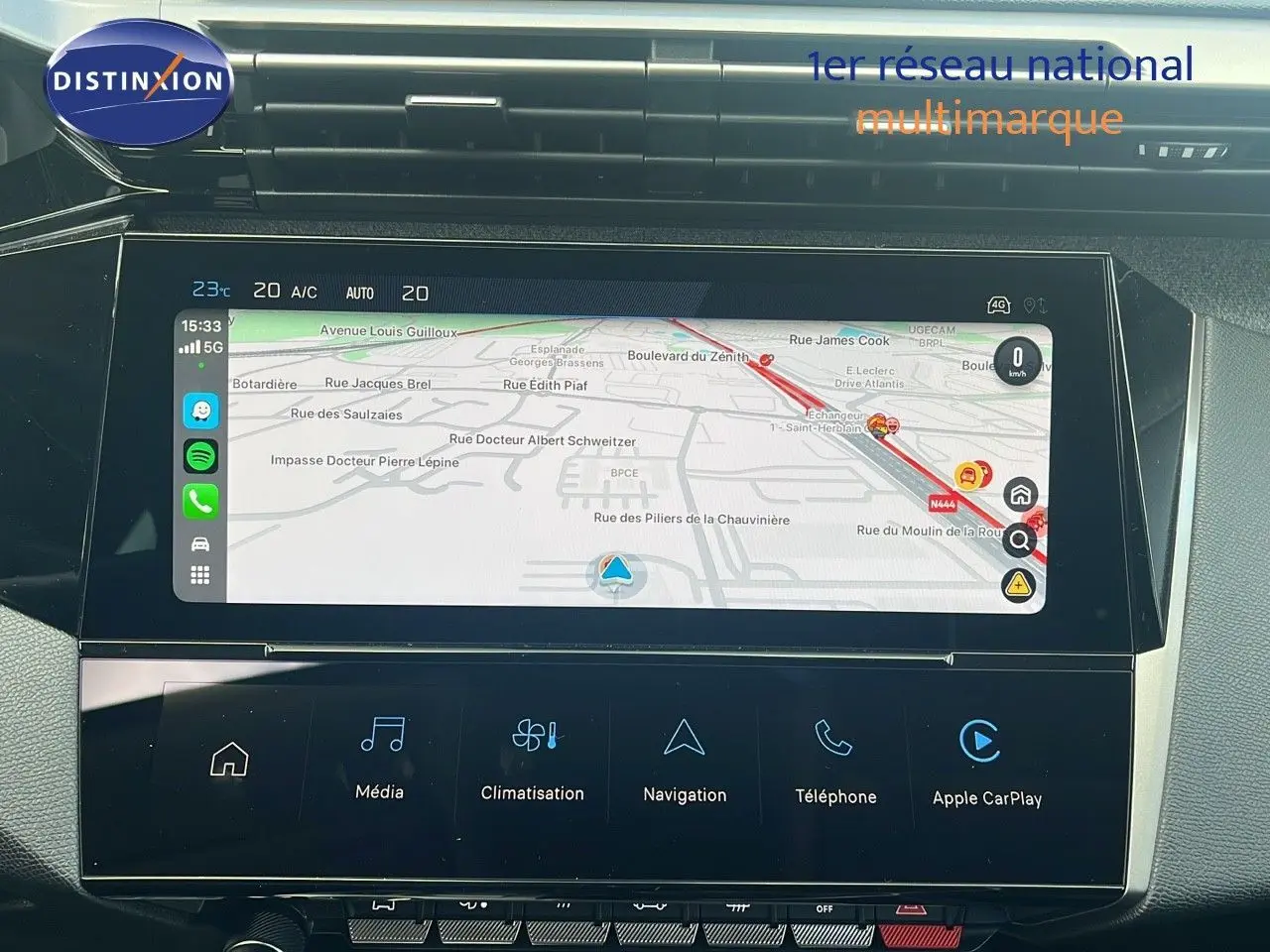 Écran tactile central de navigation et multimédia dans l'habitacle d'une Peugeot 308 1.2 Hybrid 136ch finition Allure.