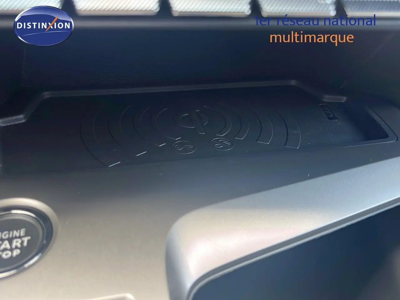 Gros plan sur la zone de recharge sans fil et bouton start/stop du tableau de bord d'une Peugeot 308 verte olivine.