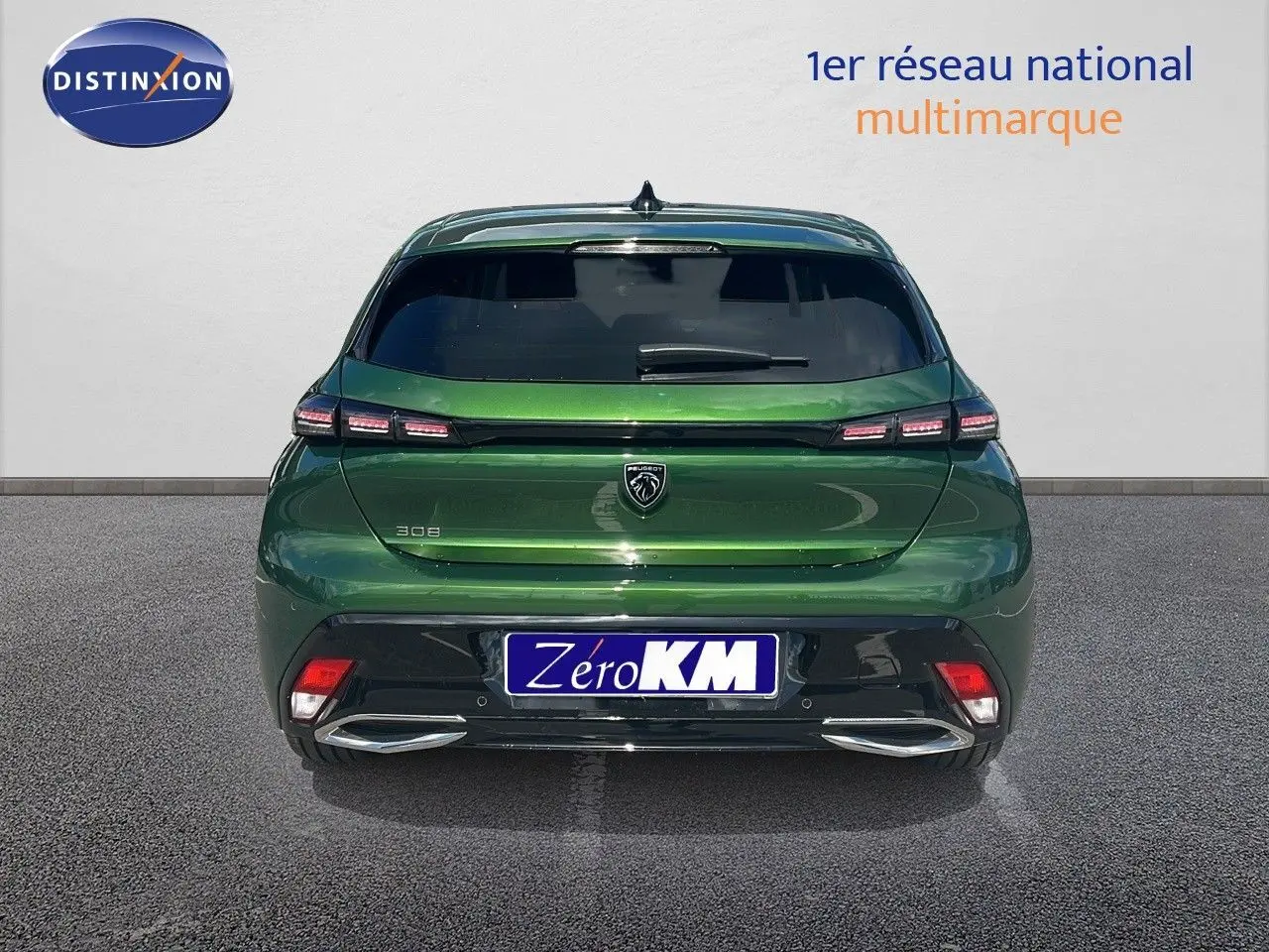 Vue arrière d'une Peugeot 308 hybride 2024 en vert olivine métallisé avec feux LED et double sortie d'échappement chromée.