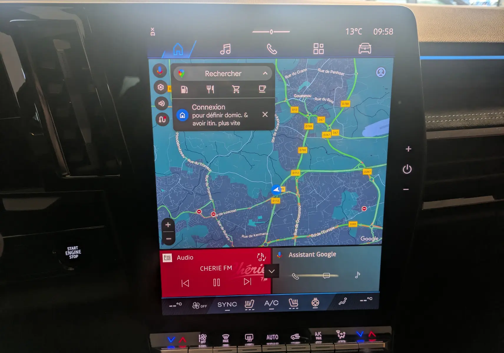 Écran tactile central du tableau de bord du Renault Austral noir 2025, affichant navigation Google Maps et commandes multimédia.