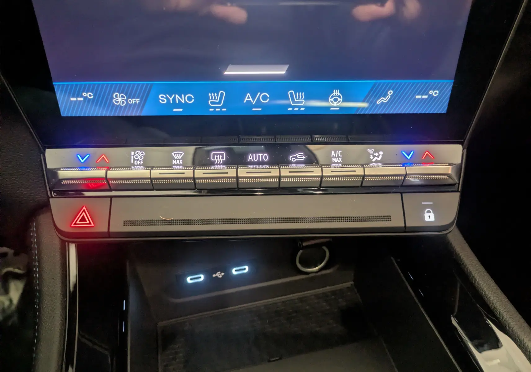 Panneau de commandes climatisation et connectiques USB dans le Renault Austral Ph.2 noir, vue rapprochée intérieure.