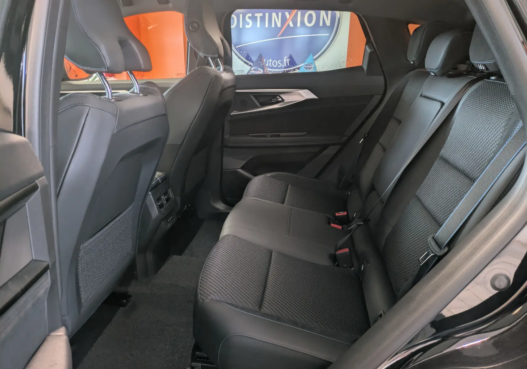 Vue côté droit de la banquette arrière noire en tissu et cuir du Renault Austral Ph.2 E-TECH 200 Esprit Alpine 2025.