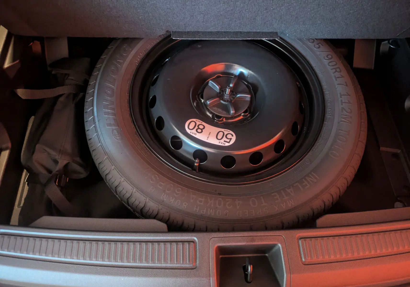 Roue de secours temporaire noire dans le coffre du Renault Austral Ph.2 E-TECH 200 ESPRIT ALPINE CAM 360.