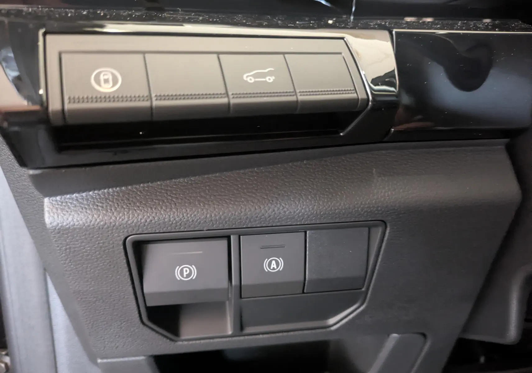 Gros plan sur les commandes noires du tableau de bord du Renault Austral Ph.2 E-TECH 200 Esprit Alpine.