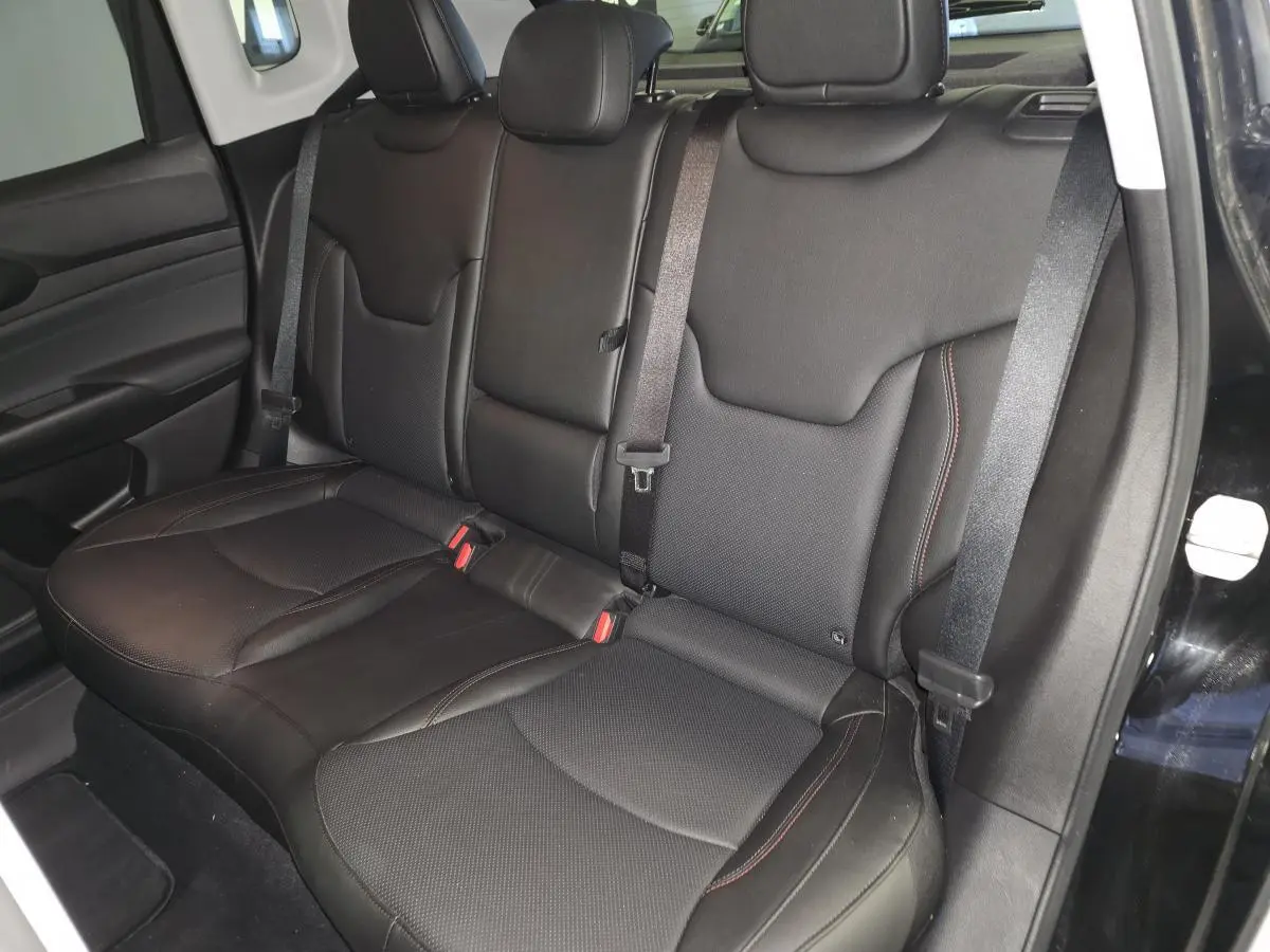 Vue intérieure de la banquette arrière en cuir noir avec surpiqûres rouges du Jeep Compass Trailhawk 2024.