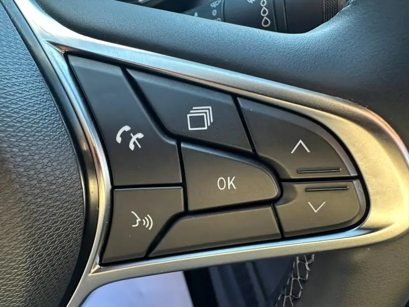 Gros plan sur les commandes multifonctions à droite du volant du Renault Clio 1.6 E-Tech 145ch Rouge Flamme 2025.