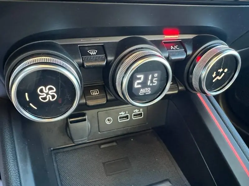 Gros plan sur les commandes de climatisation de la Renault Clio 1.6 E-Tech 145ch, avec affichage digital à 21,5°C.
