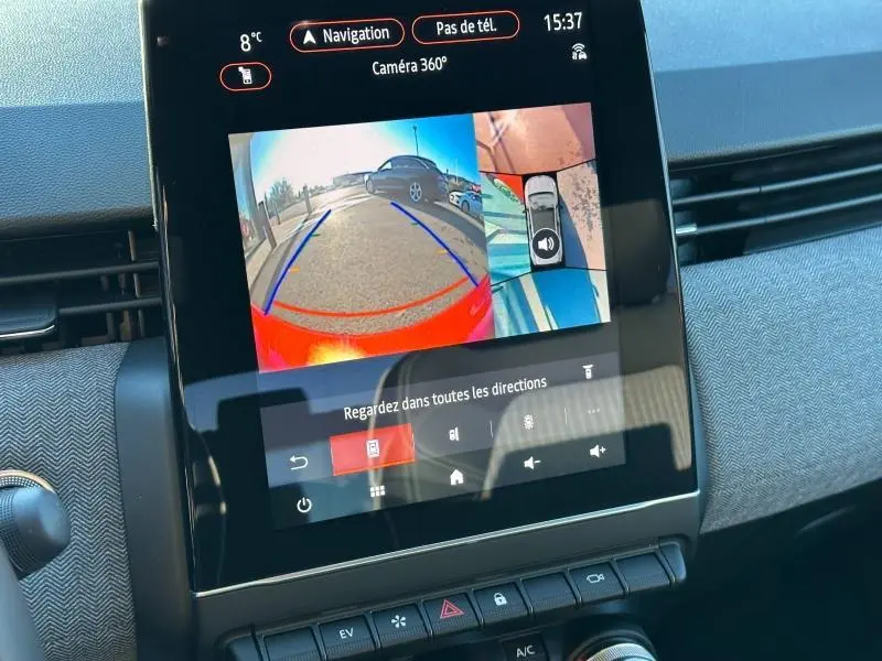 Écran tactile intérieur de Renault Clio 1.6 E-Tech rouge, affichant la caméra 360° en vue arrière et vue plongeante.