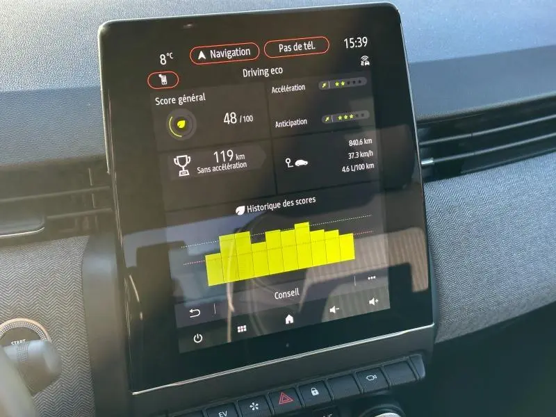 Écran tactile central de la Renault Clio 1.6 E-Tech 145ch full hybrid Techno, affichant le score de conduite éco.
