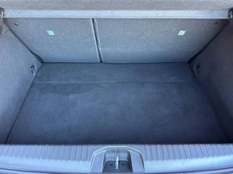 Coffre vide en vue plongeante d'une Renault Clio 1.6 E-Tech 145ch full hybrid 2025, intérieur noir sans objet visible.