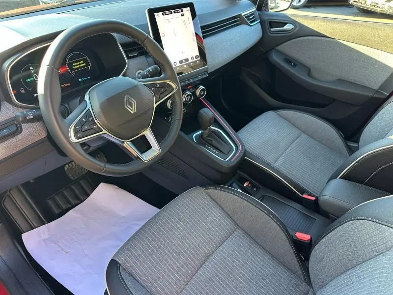 Vue intérieure côté conducteur de la Renault Clio 1.6 E-Tech 145ch 2025, avec volant multifonction et écran tactile vertical.