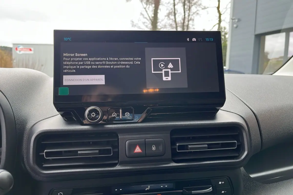 Vue intérieure du tableau de bord du Citroën Berlingo 2026 avec écran tactile central et commandes de climatisation.