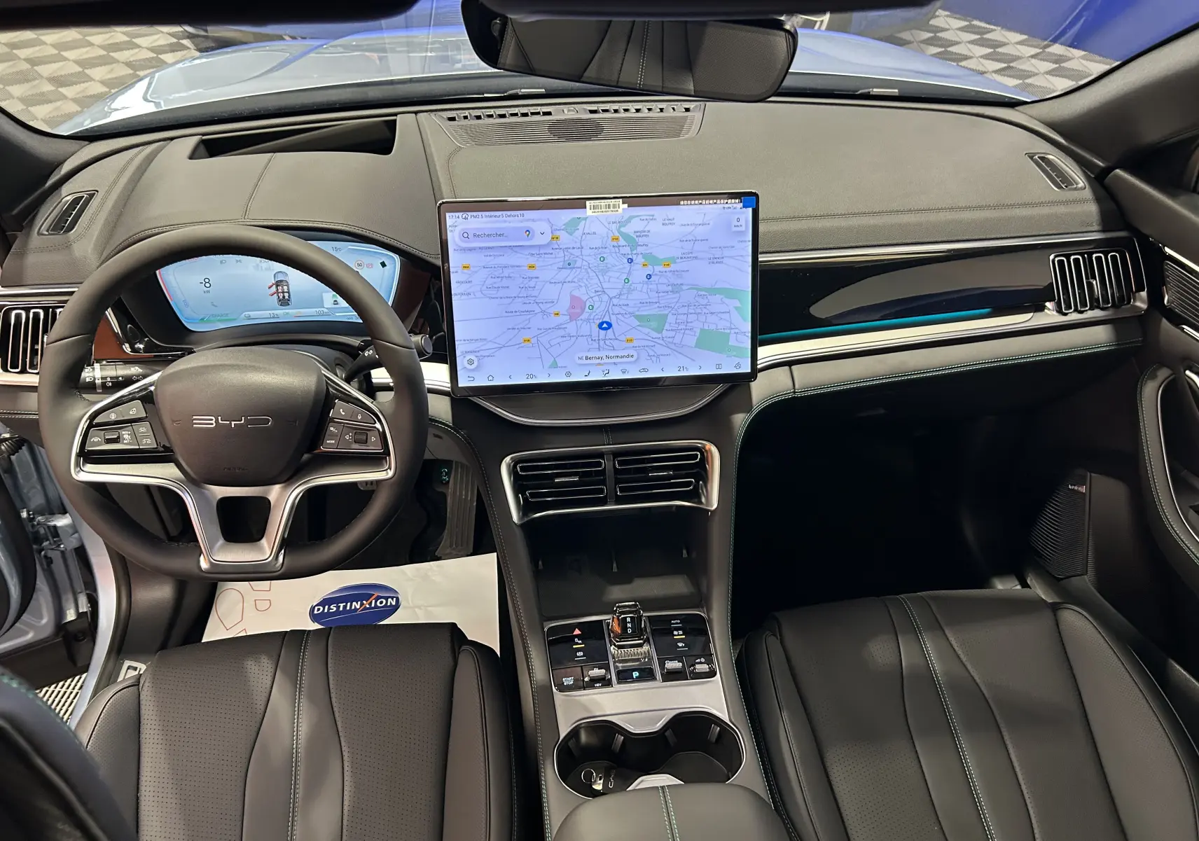 Vue intérieure avant du BYD SEAL U 2025 avec tableau de bord numérique et grand écran tactile central.