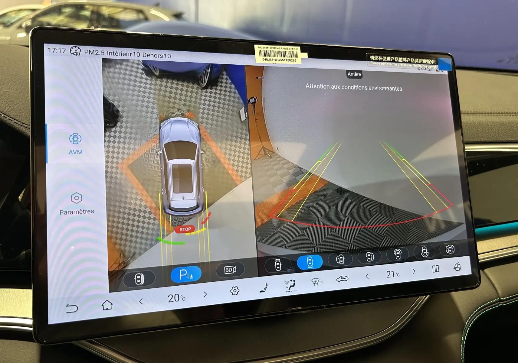 Écran tactile intérieur du BYD SEAL U montrant la caméra de recul et la vue 360° avec repères de stationnement.