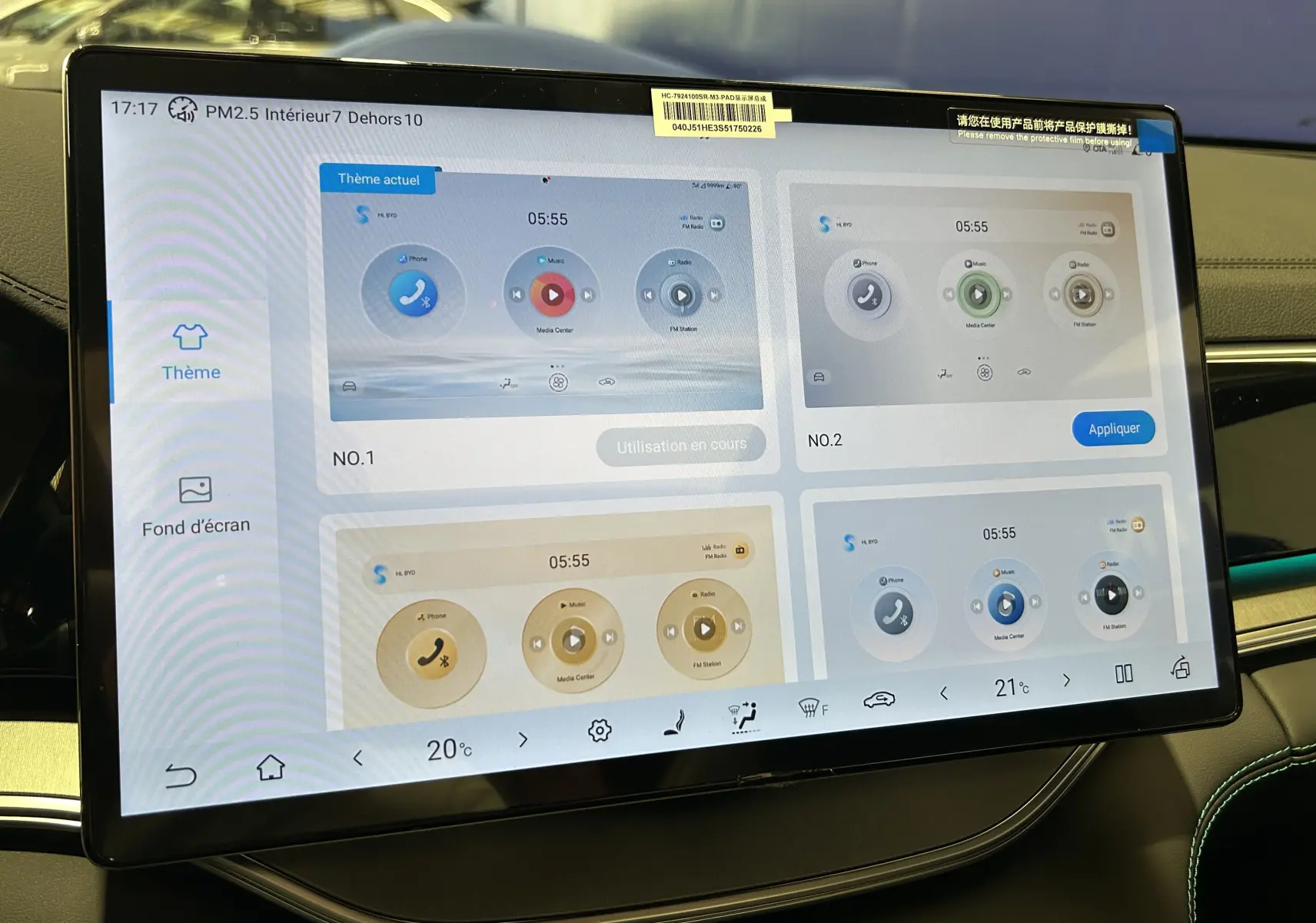 Écran tactile central du BYD SEAL U 2025 affichant les options de thèmes d'interface dans l'habitacle.