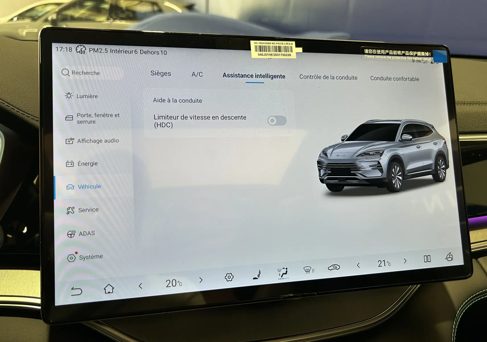 Écran tactile intérieur affichant une image 3/4 avant droite du SUV BYD SEAL U gris métallisé Tian Qing.