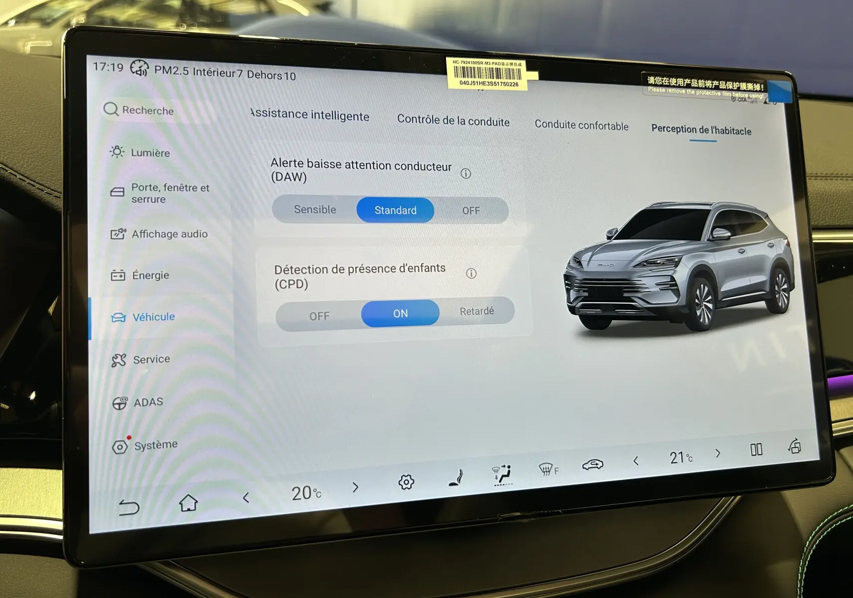 Écran tactile intérieur affichant les réglages d’alerte et une image 3D du SUV BYD SEAL U gris TIAN QING METAL en vue 3/4 avant.