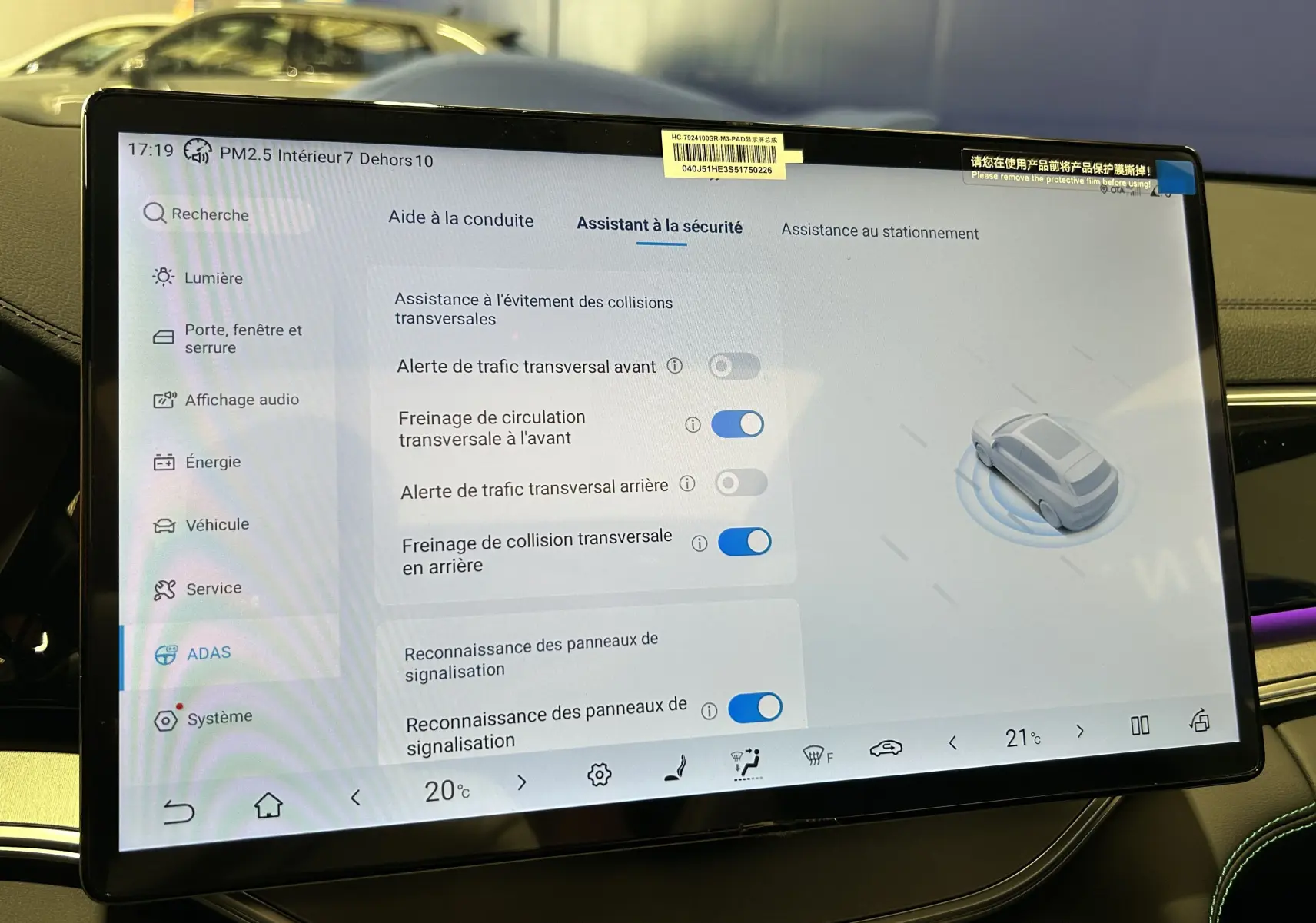 Écran tactile intérieur du BYD SEAL U affichant les réglages d’assistance à la sécurité et reconnaissance des panneaux.