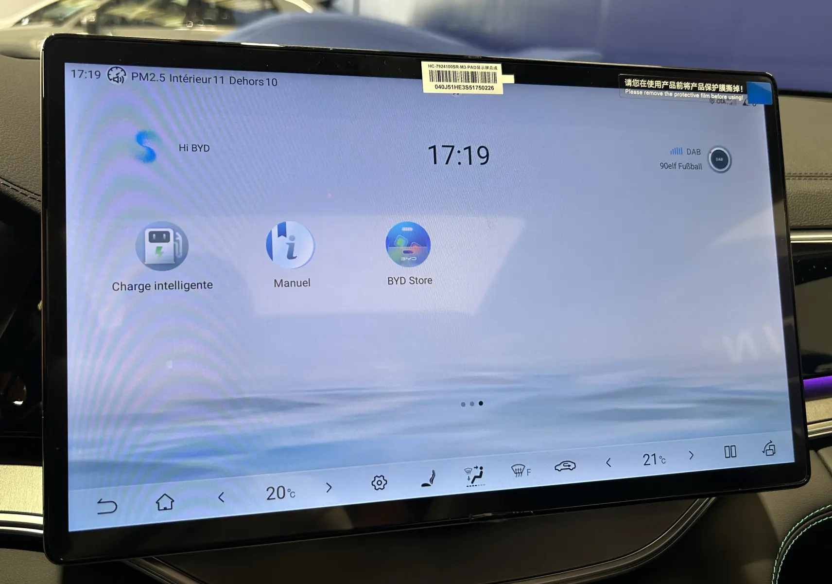 Écran tactile central du tableau de bord du BYD SEAL U 2025 affichant les options de charge et manuel.