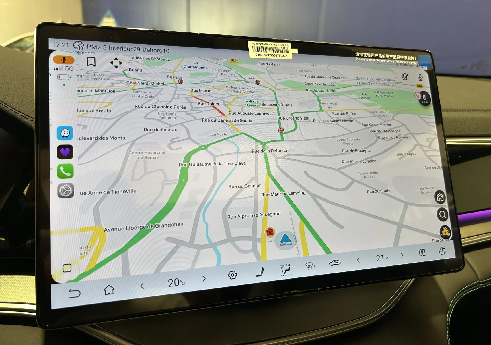 Écran tactile central du tableau de bord du BYD SEAL U 2025 affichant une carte de navigation détaillée.