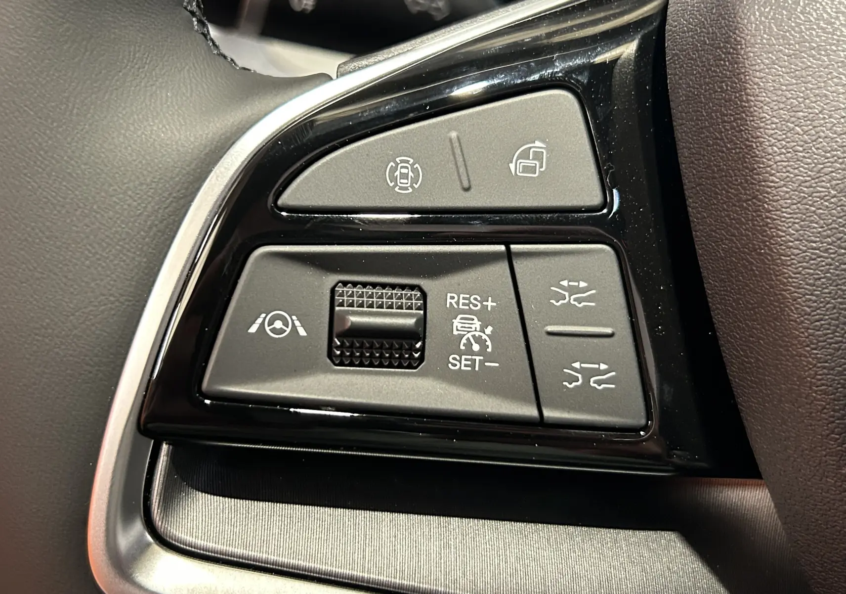 Détail des commandes d’aide à la conduite sur la porte intérieure côté conducteur du BYD SEAL U 2025.