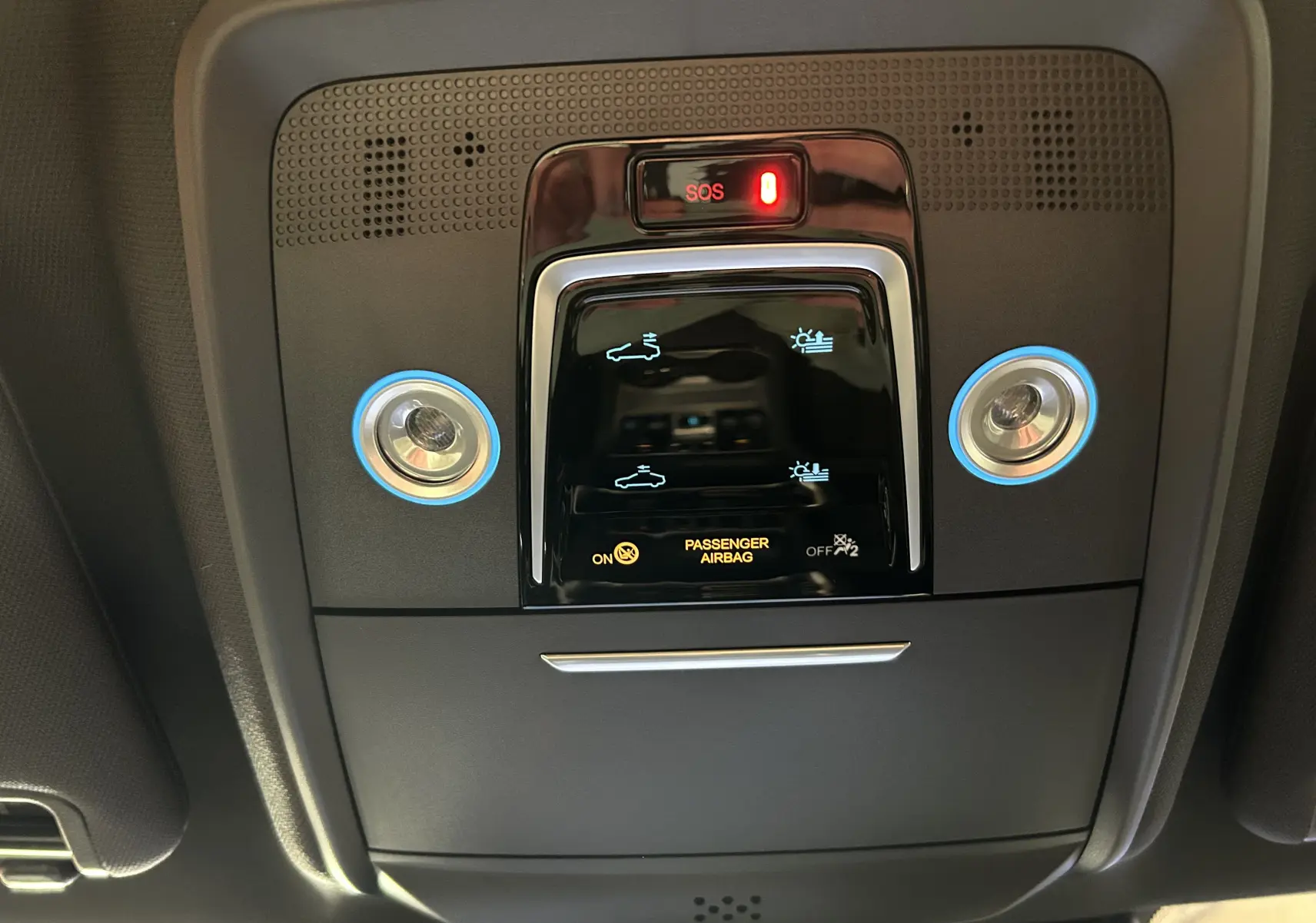 Vue intérieure du plafonnier noir avec commandes tactiles et éclairage bleu du BYD SEAL U 2025.