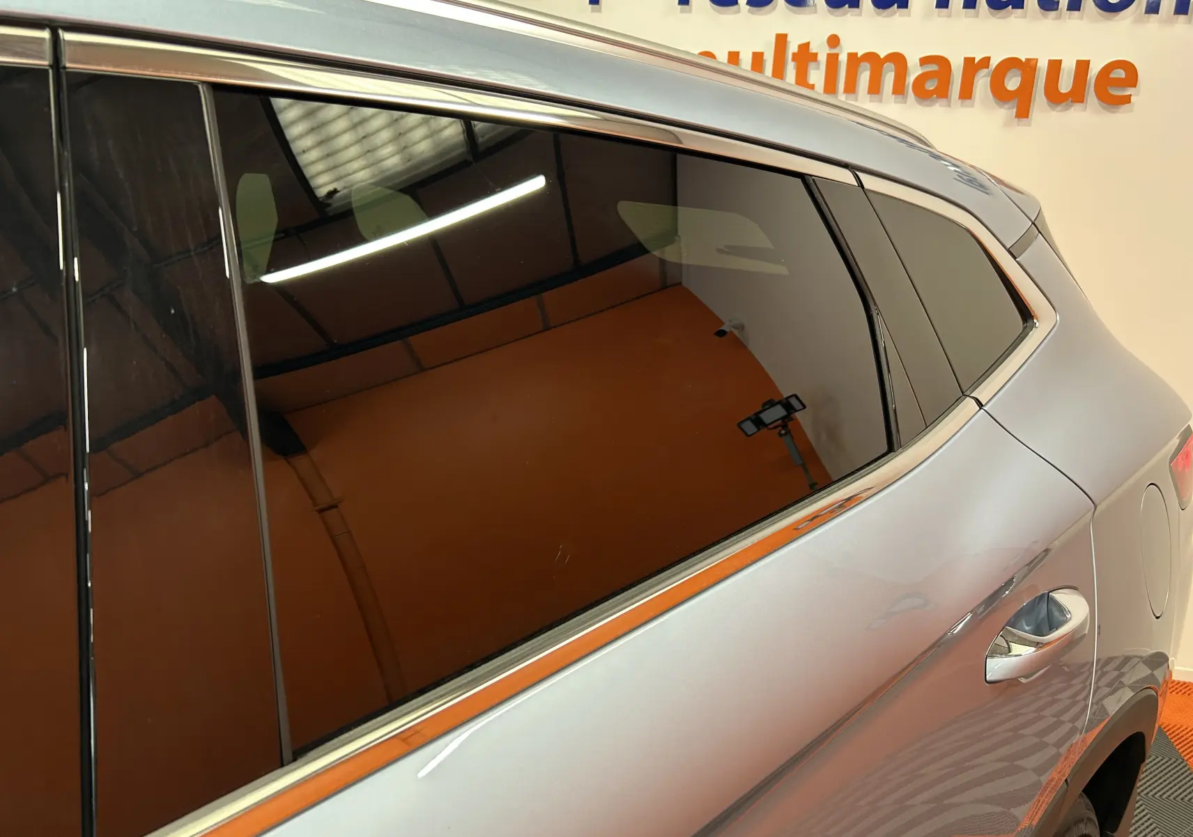 Vue côté droit arrière sur la porte arrière et la vitre teintée d’un BYD SEAL U gris TIAN QING METAL.