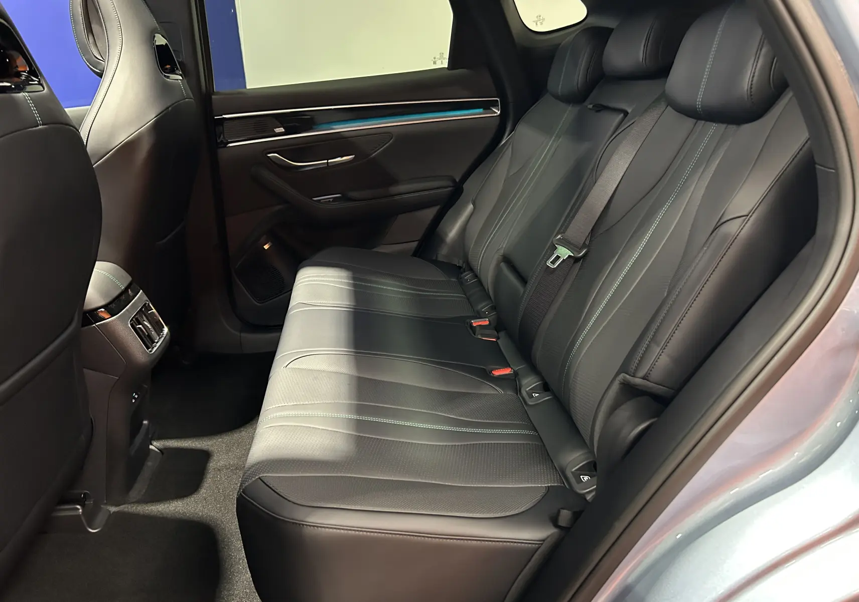 Vue intérieure côté droit montrant la banquette arrière en cuir noir du BYD SEAL U 2025 avec finitions soignées.
