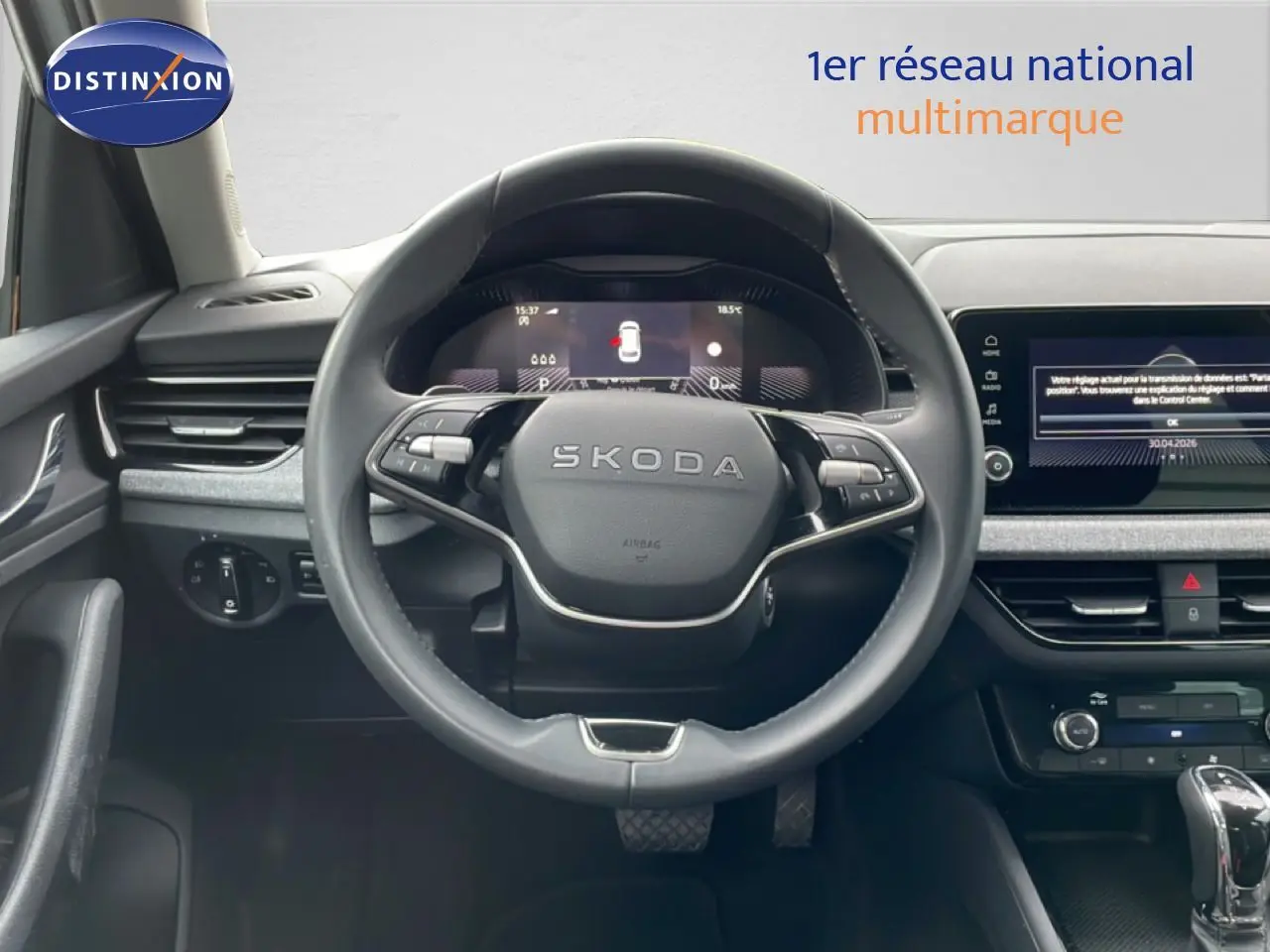 Vue intérieure centrée sur le volant SKODA du KAMIQ 2025 avec tableau de bord digital et écran tactile.