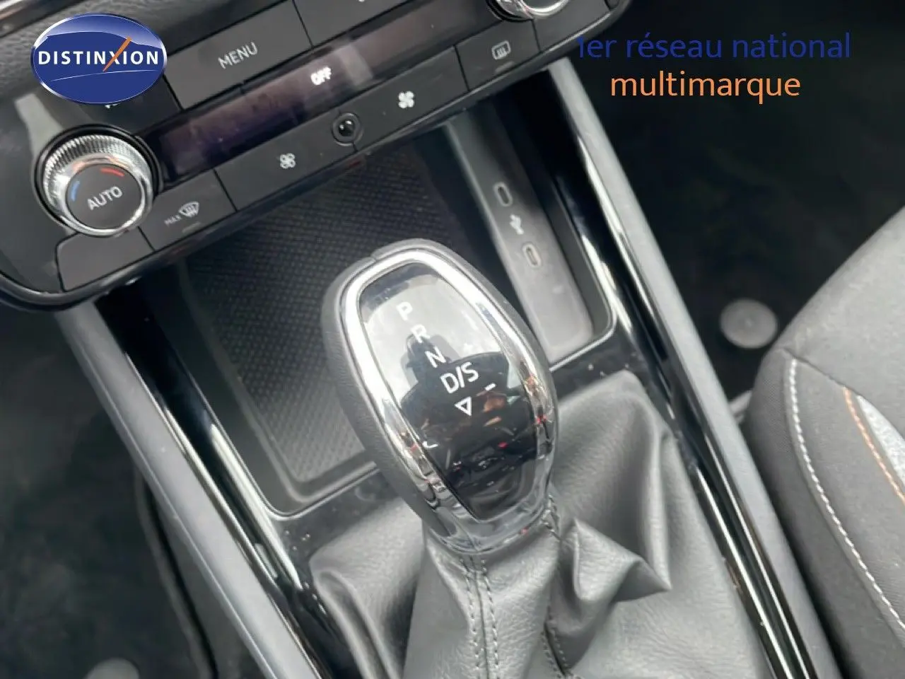 Le levier de vitesses automatique DSG7 du Skoda Kamiq 2025, entouré de console noire et sièges tissu gris.