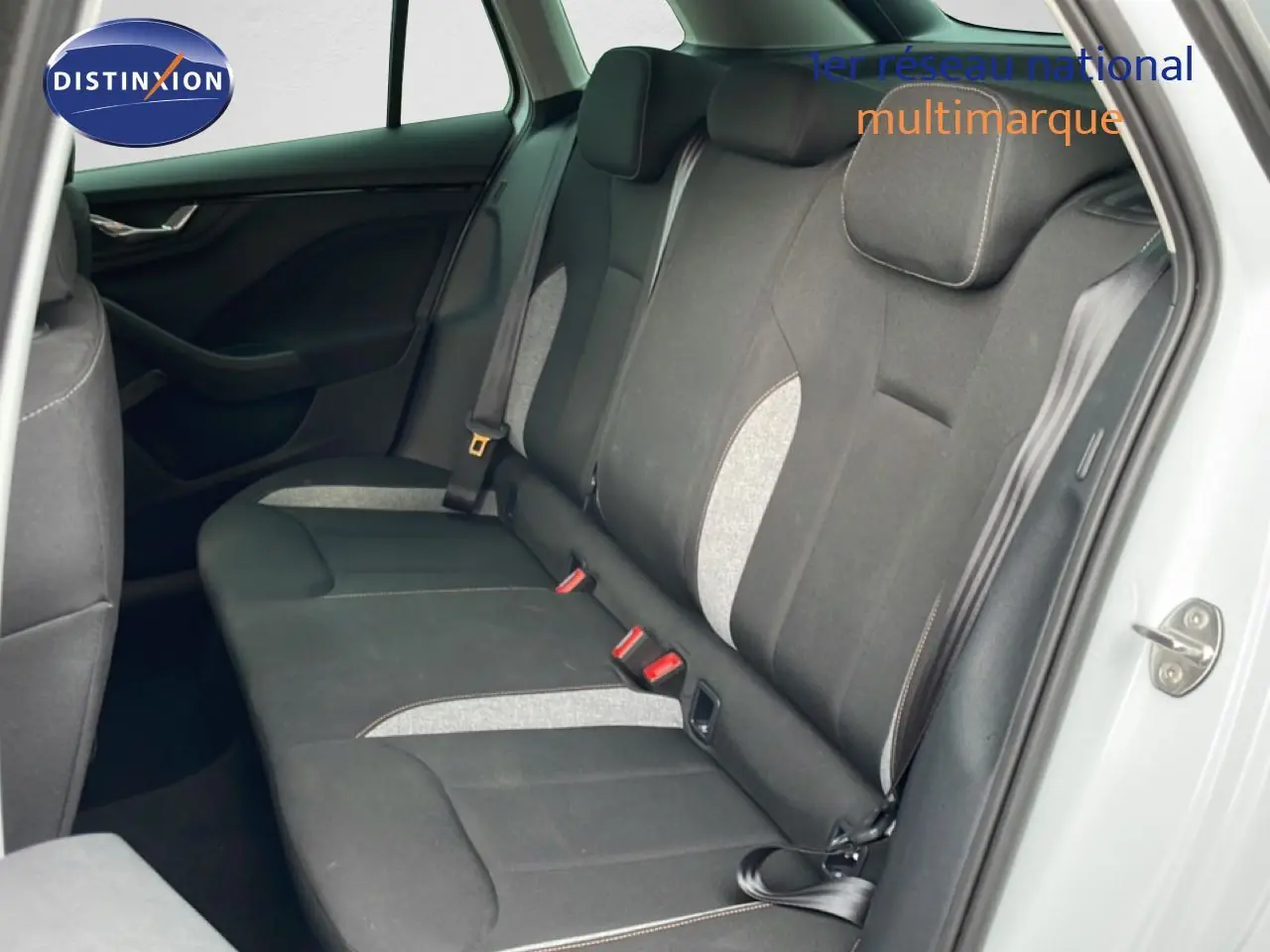 Vue intérieure côté droit des sièges arrière en tissu noir et gris du Skoda Kamiq blanc glacier 2025.