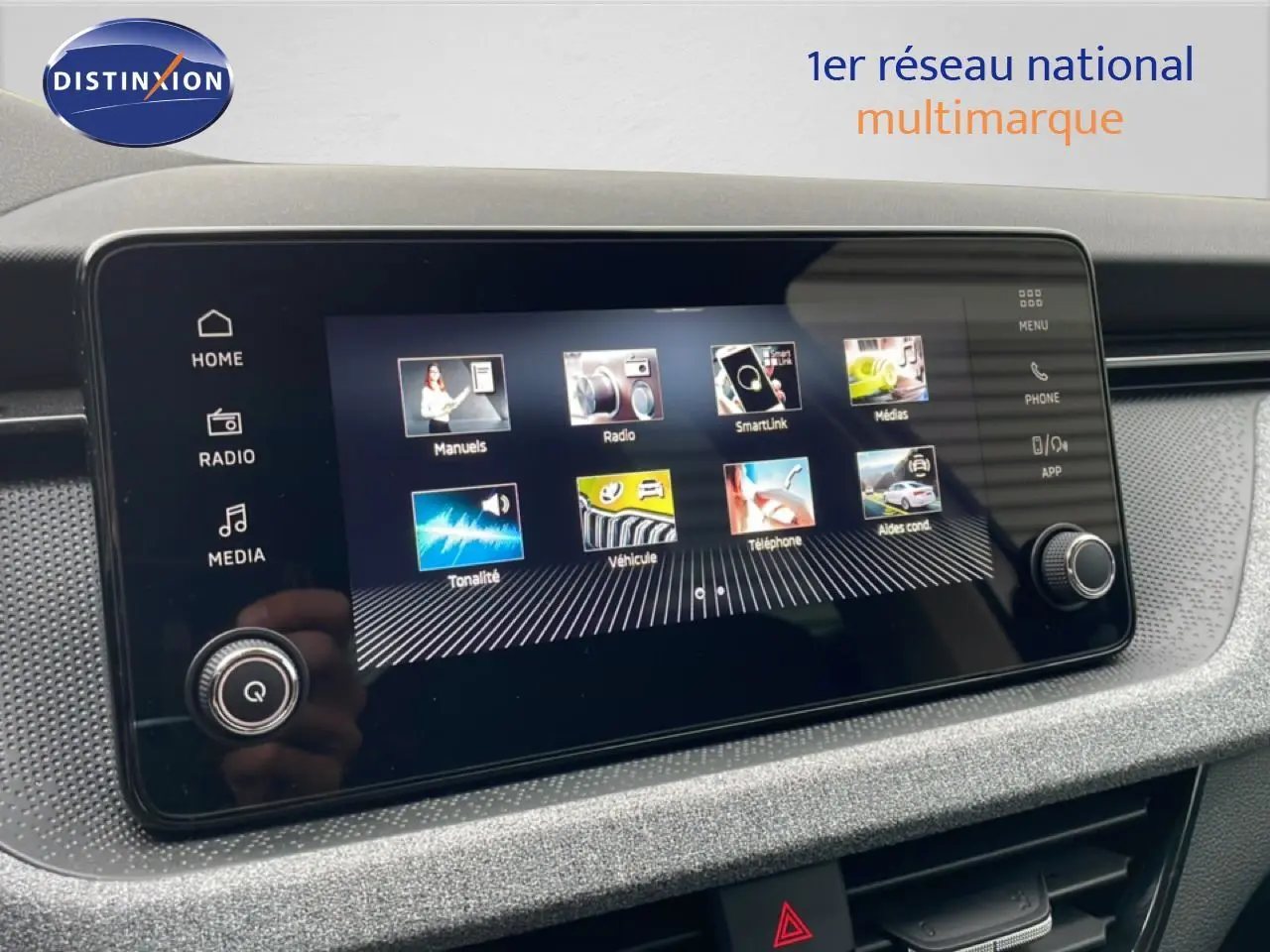 Écran tactile central du Skoda Kamiq 2025 montrant les menus multimédias et aides à la conduite.