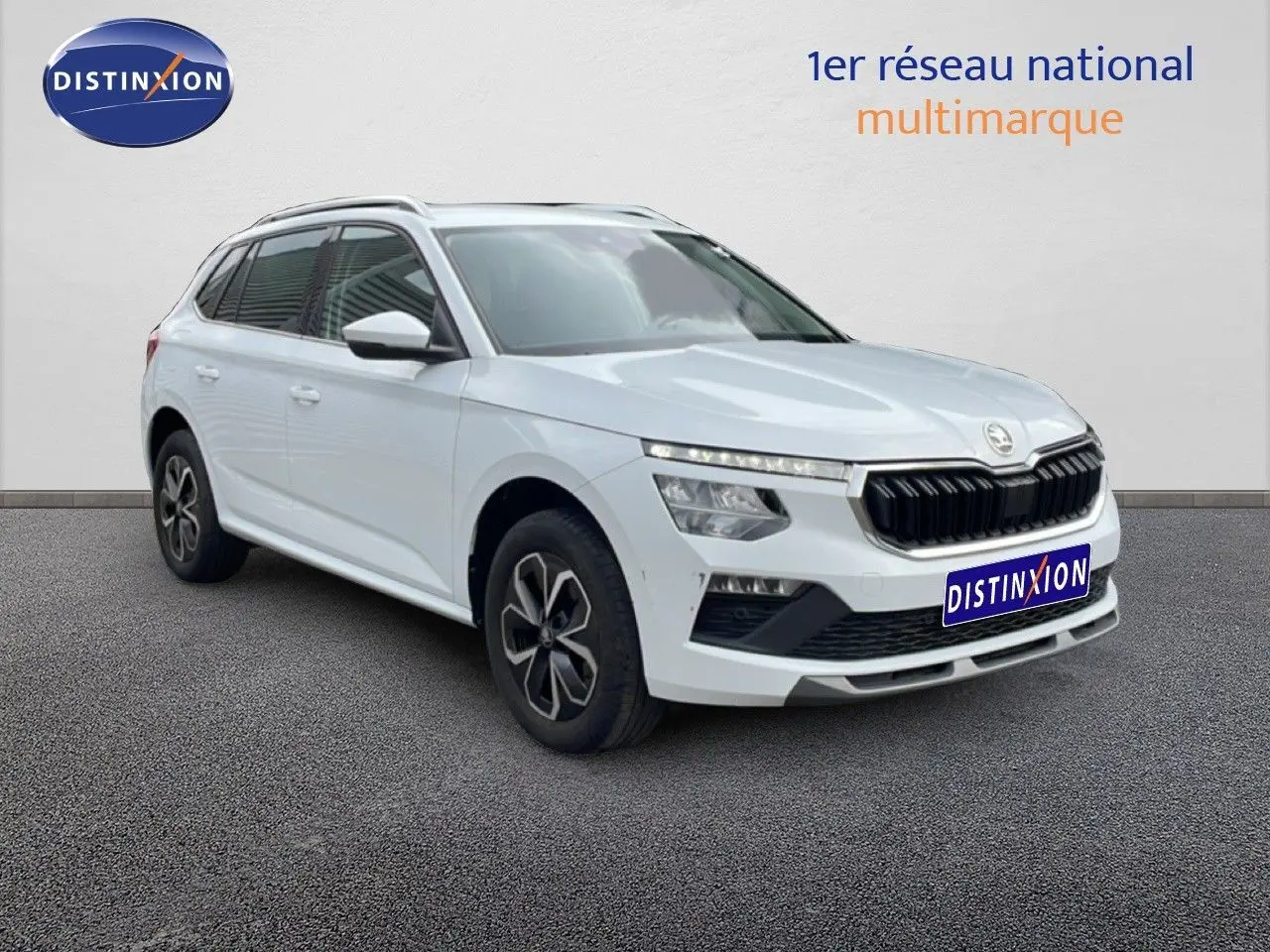 SUV Skoda Kamiq blanc glacier vu en 3/4 avant droit avec calandre noire et jantes alliage distinctives.