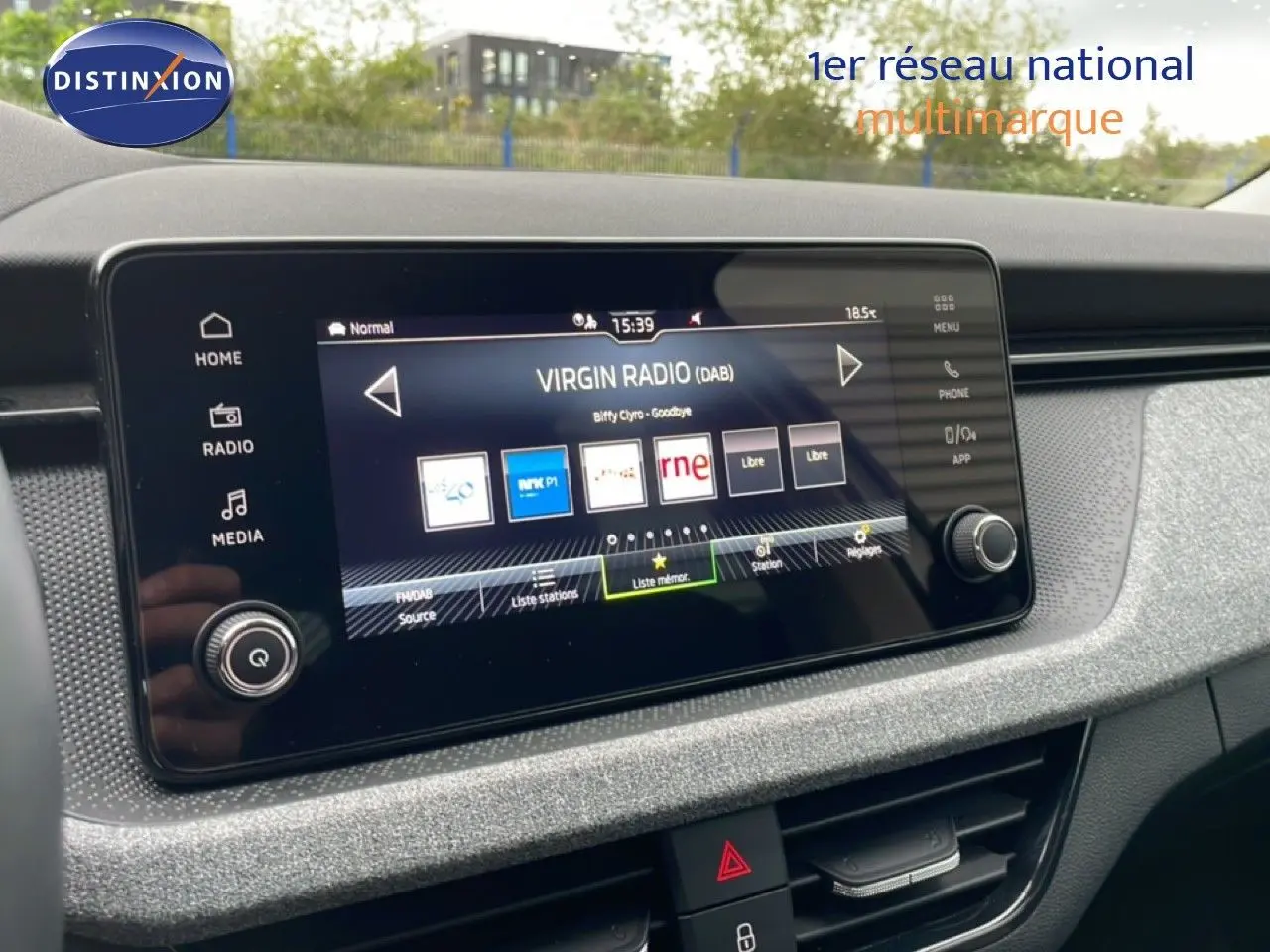 Vue rapprochée de l’écran tactile central du Skoda Kamiq blanc glacier 2025 affichant la radio Virgin Radio.
