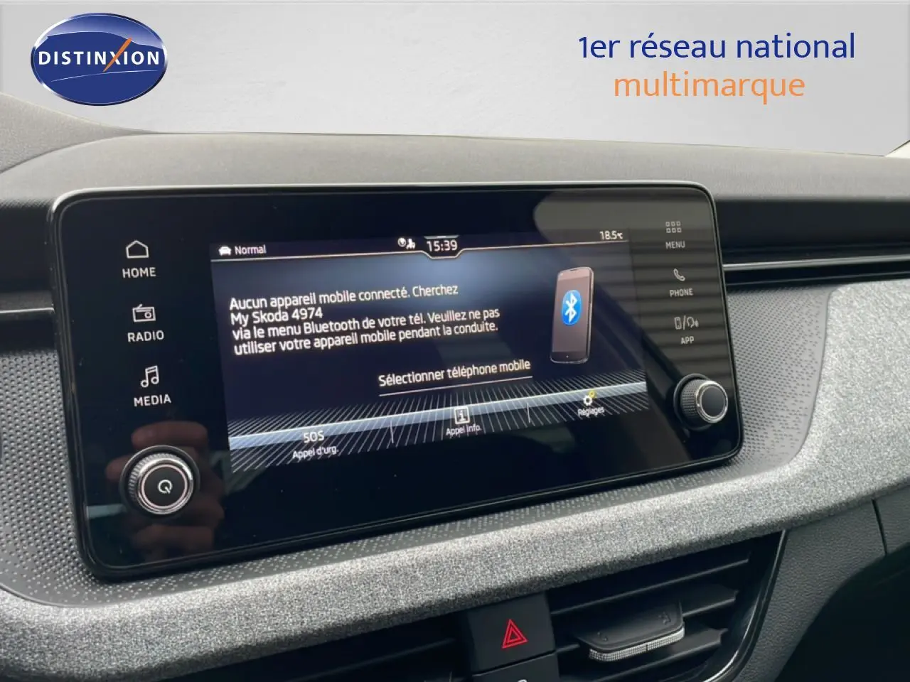 Écran tactile central du tableau de bord du Skoda Kamiq blanc glacier, affichant le menu Bluetooth et les commandes multimédia.
